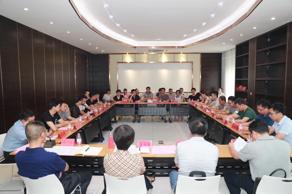 由（縣委常委、政法委書記）官雄主持、黃美萍（縣委書記）蘇建旗（縣長）參加“村企結(jié)對、真情幫扶”簽約授牌儀式、