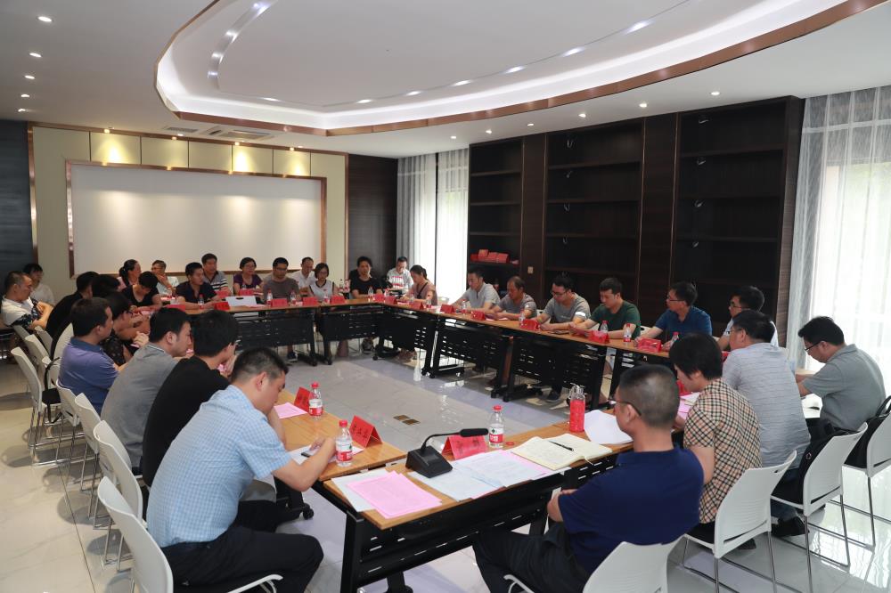 由（縣委常委、政法委書記）官雄主持、黃美萍（縣委書記）蘇建旗（縣長）參加“村企結(jié)對、真情幫扶”簽約授牌儀式、